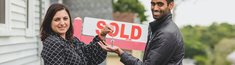 Best-Way-to-Sell-Your-House - Buyer receiving keys from Agent
